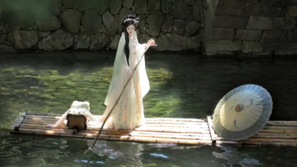 竹筏 古风 清纯 美女 伞 江 12k美女壁纸 MACGF.COM - macGF