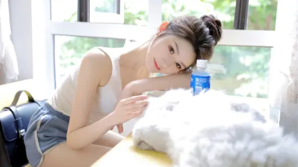 夏天 清新 女孩 趴桌子 12k美女壁纸 MACGF.COM - macGF