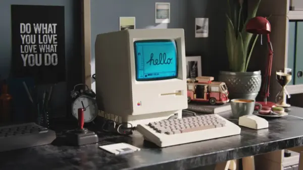 初代苹果MAC电脑 桌子 键盘 时钟 3D 12k动漫壁纸 - macGF