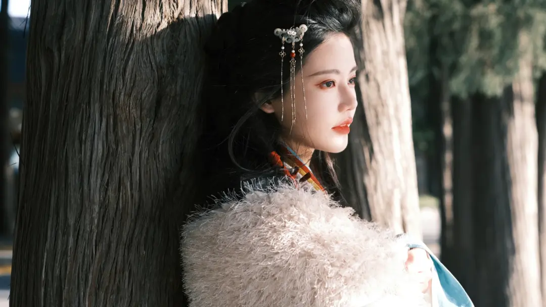 民族风 树林 披风 美女 12k美女壁纸 MACGF.COM