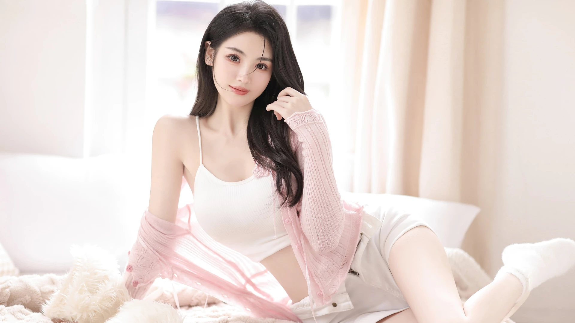 居家 甜美 美女 白吊带 露肩 12k美女壁纸 MACGF.COM