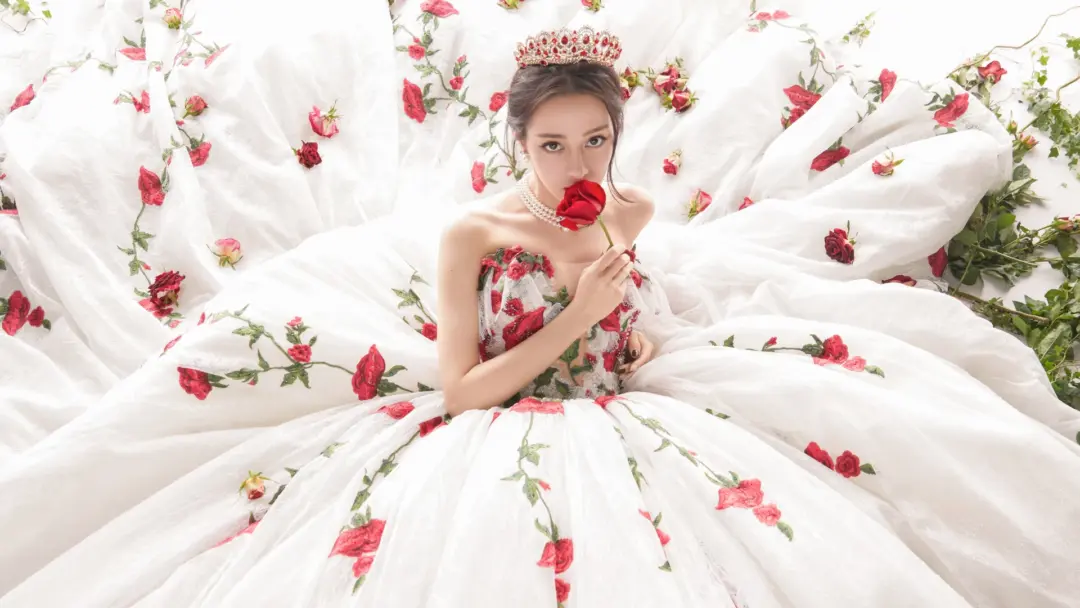 迪丽热巴 玫瑰婚纱 明星 露肩 12k美女壁纸 MACGF.COM