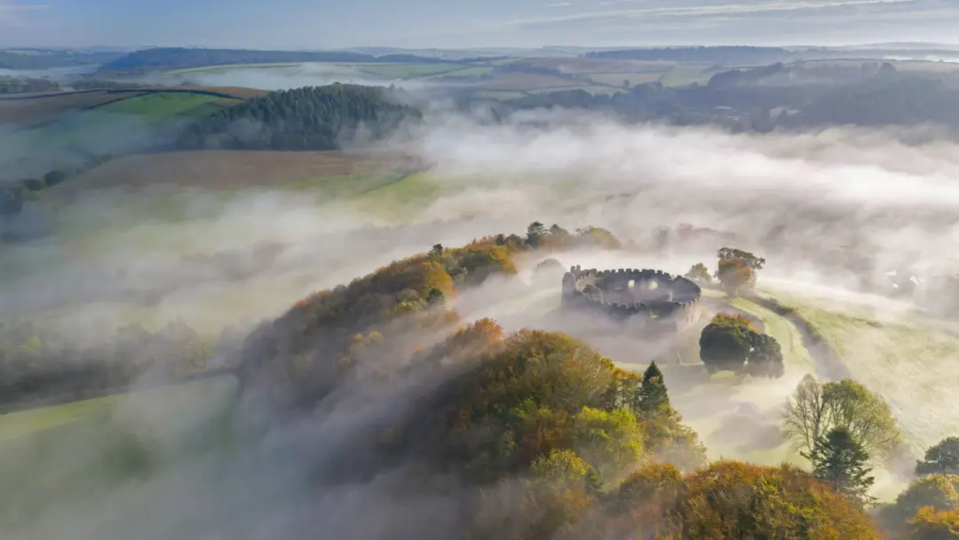 城堡 秋天 天空 秋雾 风景 意境森林 12k风景壁纸