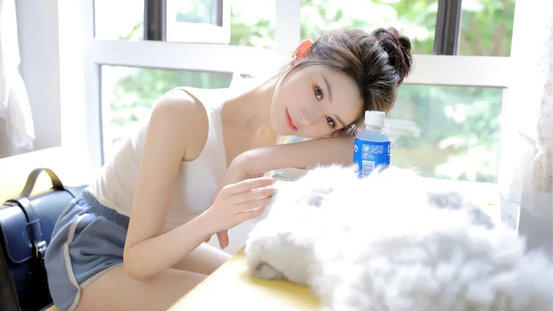 夏天 清新 女孩 趴桌子 12k美女壁纸 MACGF.COM