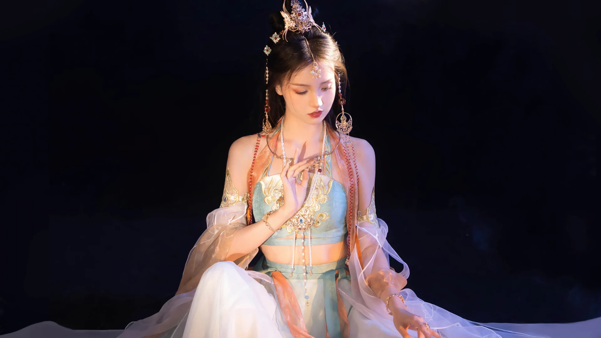 梵天伽蓝 金光 纯欲 露肩 12k美女壁纸 MACGF.COM