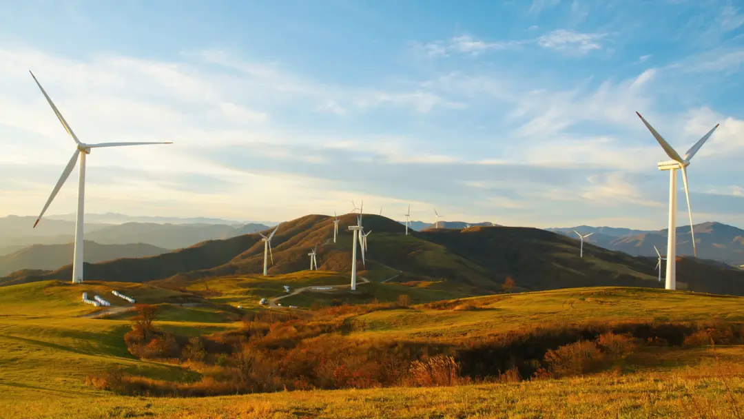 风车 丘陵 日落 草原 12k风景壁纸 MACGF.COM