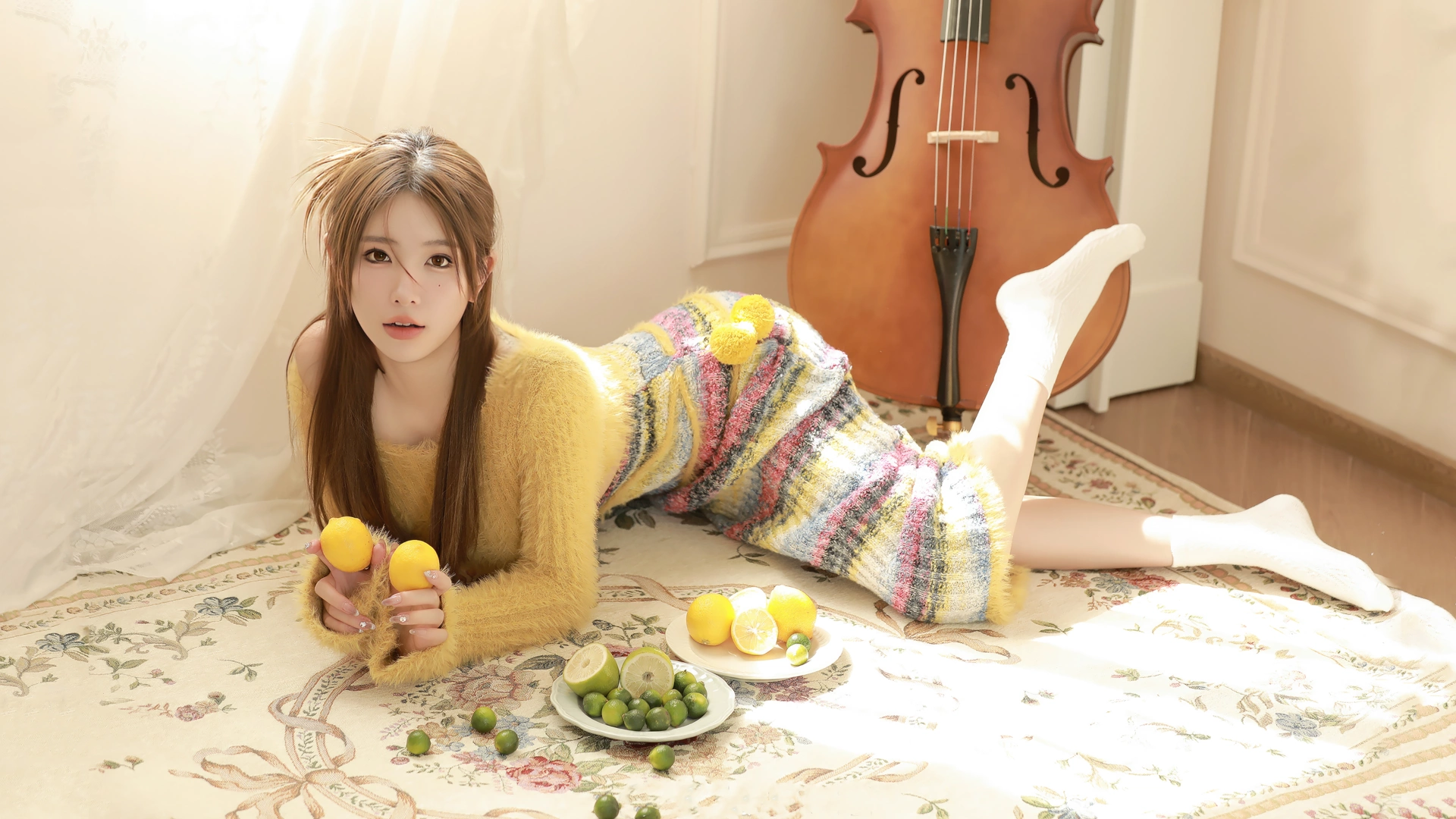 美女 小清新 柠檬 温暖房间 大提琴 水果 12k美女壁纸