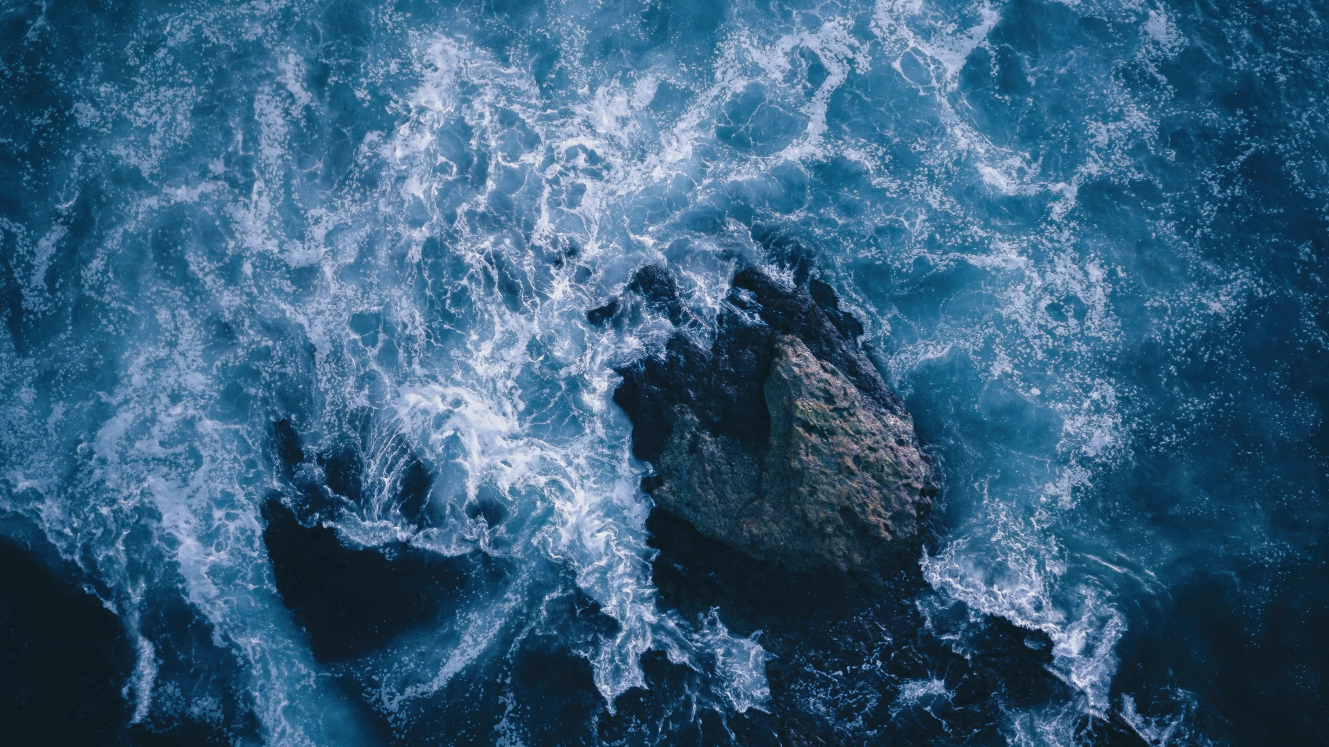蓝色深海 海浪 饱和度海景 12k风景壁纸