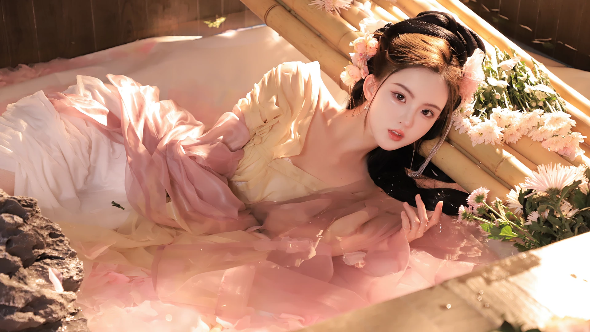 古风 粉色花朵 水池 12k美女壁纸